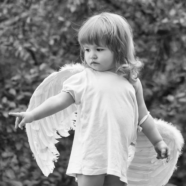 Pequeno menino em asas de anjo — Fotografia de Stock