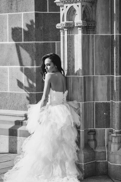 Matrimonio donna sexy vicino muro edificio sassoso — Foto Stock