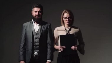 Office flört - çekici kadın Danışma üzerinde onun iş arkadaşınız ile flört. Office oynayabilir. İş görüşmesi