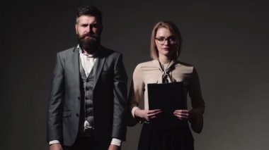 Office flört - çekici kadın Danışma üzerinde onun iş arkadaşınız ile flört. Office oynayabilir. İş görüşmesi