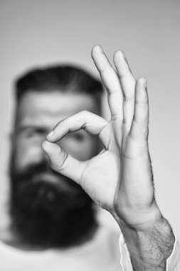 Sakallı adam okey hareketi ile