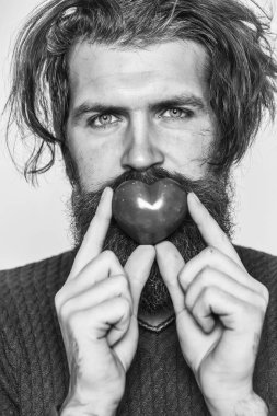 Kırmızı kalpli sakallı adam