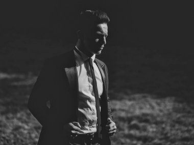 Genç adam mesafe içine görünüyor 