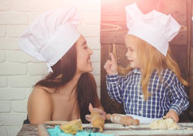 Anne için parmak işaret oğlu