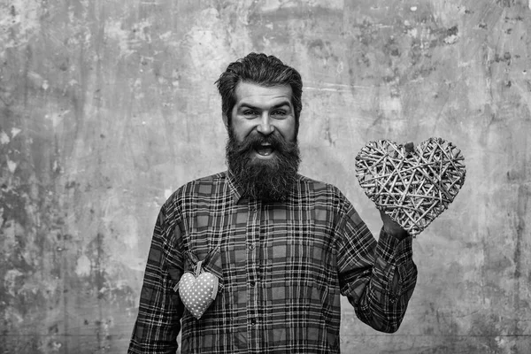 İki kalp ile mutlu adam sakallı — Stok fotoğraf