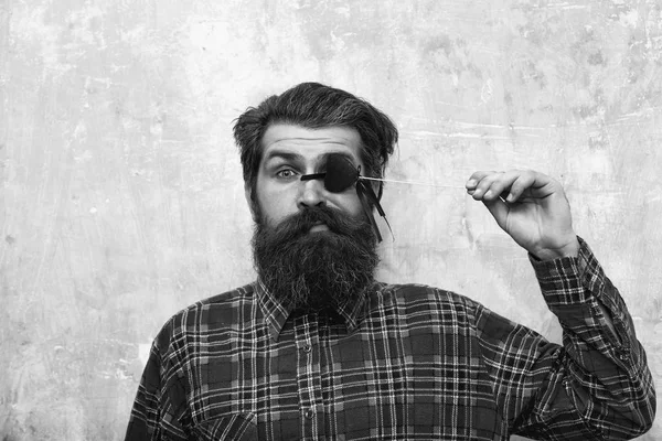 Stick göz önce kırmızı kalp tutan adam komik sakallı — Stok fotoğraf