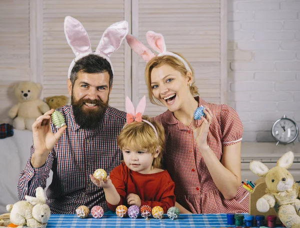 Paskalya yumurtaları ile aile — Stok fotoğraf