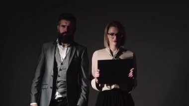 Office flört - çekici kadın Danışma üzerinde onun iş arkadaşınız ile flört. Office oynayabilir. İş görüşmesi