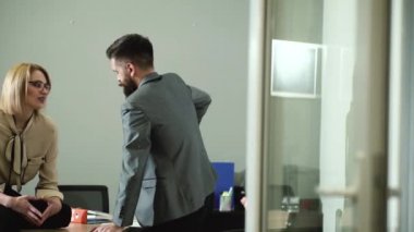 Office flört - çekici kadın Danışma üzerinde onun iş arkadaşınız ile flört. Office oynayabilir. İş görüşmesi