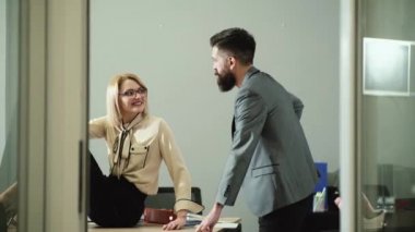 Office flört - çekici kadın Danışma üzerinde onun iş arkadaşınız ile flört. Office oynayabilir. İş görüşmesi