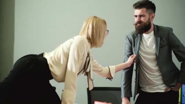 Flerte Escritório Mulher Atraente Flertando Sobre Mesa Com Seu Colega — Vídeo de Stock