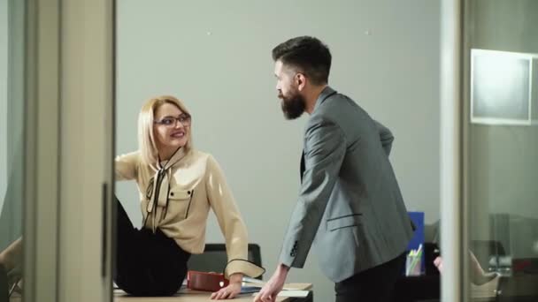 Flerte Escritório Mulher Atraente Flertando Sobre Mesa Com Seu Colega — Vídeo de Stock