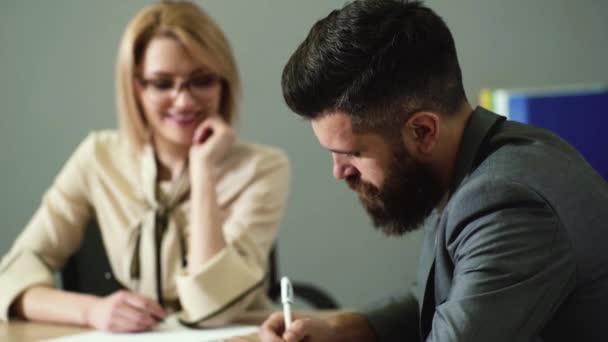 Oficina Flirtear Atractiva Mujer Coqueteando Sobre Escritorio Con Compañero Trabajo — Vídeo de stock