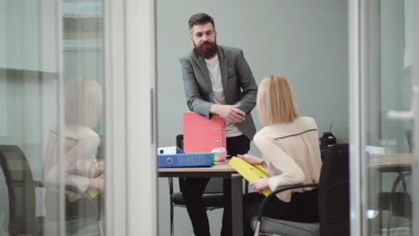 Office Flirt Aantrekkelijke Vrouw Flirten Bureau Met Haar Collega Office — Stockvideo