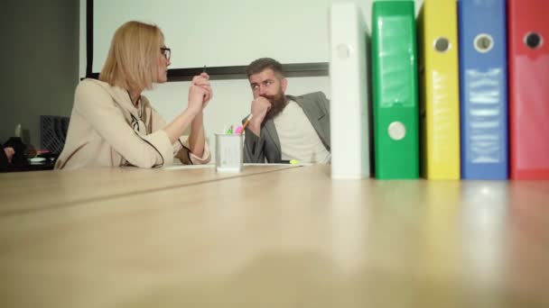 Office Flirt Attraktiv Kvinna Flirta Över Skrivbord Med Hennes Arbetskamrat — Stockvideo