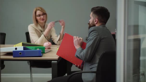 Office Flirt Attraktiv Kvinna Flirta Över Skrivbord Med Hennes Arbetskamrat — Stockvideo