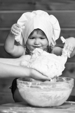 Mutlu çocuk hamur yoğurur