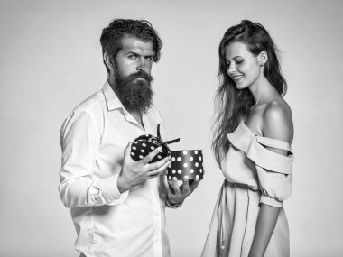 kutusu ile genç mutlu çift