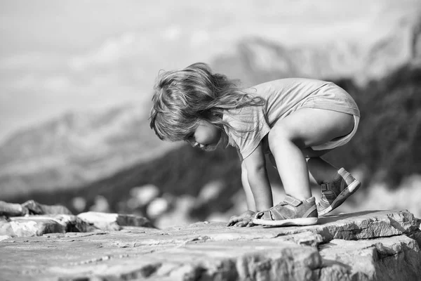 Дитячий хлопчик грає на каменях — стокове фото