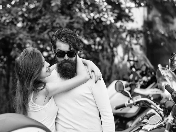 Jovem casal abraço perto de bicicleta — Fotografia de Stock