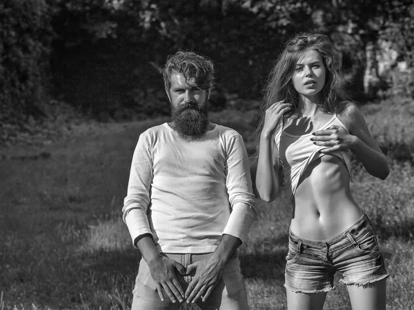 Yeşil çimenlerin üzerinde seksi genç Çift