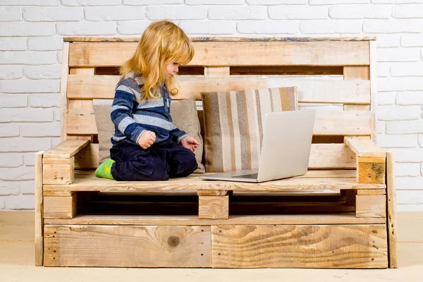 Mały chłopiec blogów na ławce, Kup online. — Zdjęcie stockowe