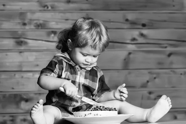 Leuke jongen eet cake — Stockfoto