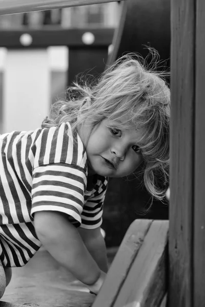 Roztomilý chlapeček, chůzi do schodů v divadle — Stock fotografie