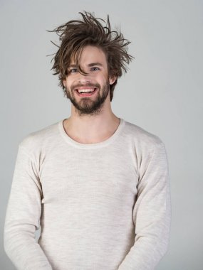 Gri arka plan üzerinde sakallı uykulu adam