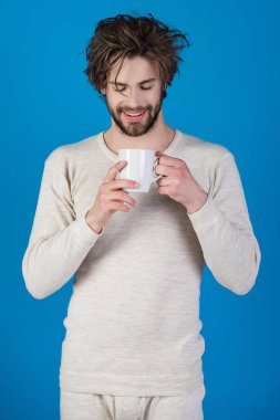 Dağınık saçlı adam mulled şarap içmek.