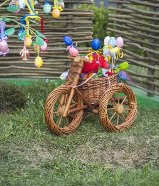 Paskalya yumurtaları ile küçük Bisiklet