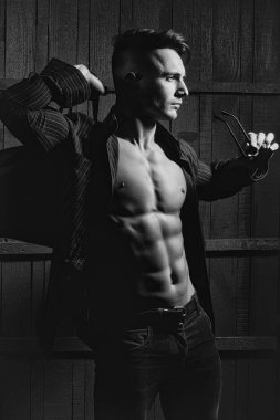 Çanta ve güneş gözlüklü adam