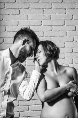 sakallı adam ve çok hamile kadın çıplak yuvarlak karın ile