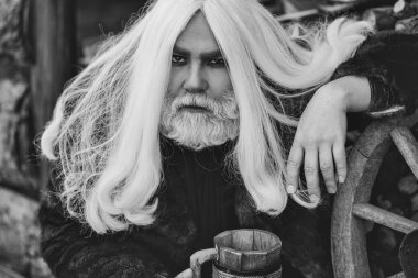 Ahşap kupa ile eski büyücü