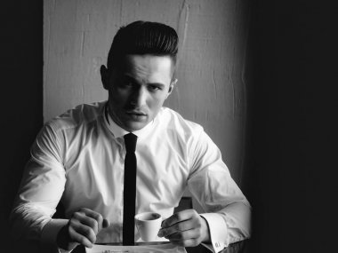 Bir fincan kahveli adam.