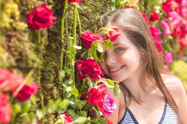 Floral διακόσμηση με νεαρή κοπέλα, την άνοιξη — Φωτογραφία Αρχείου
