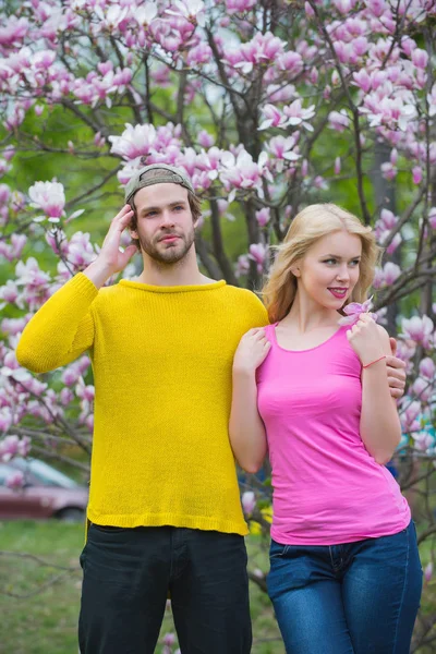 Couple amoureux en fleur, printemps . — Photo