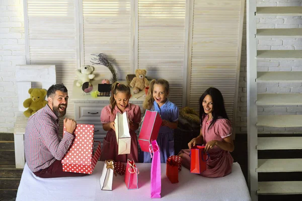 Famille avec des visages joyeux cadeaux ouverts à la maison — Photo