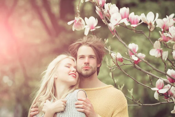 Romantický pár v lásce v jarní zahradě — Stock fotografie