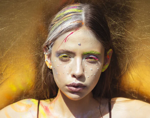 Indiánka s barevné neonové barvy make-upu tváří — Stock fotografie