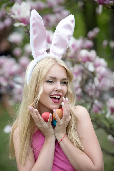 Los huevos de Pascua a la mujer en las orejas de conejo . — Foto de Stock