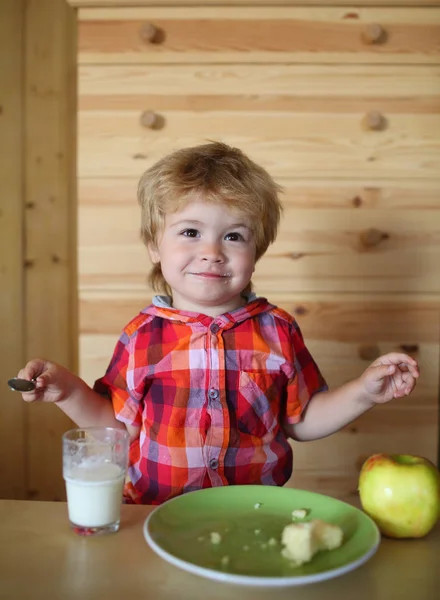Çocuk ya da sarışın mutlu çocuk yeme elma. — Stok fotoğraf