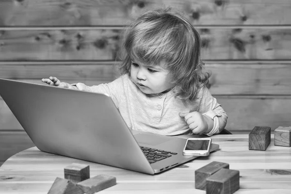 Kleiner Junge mit Computer und Handy — Stockfoto