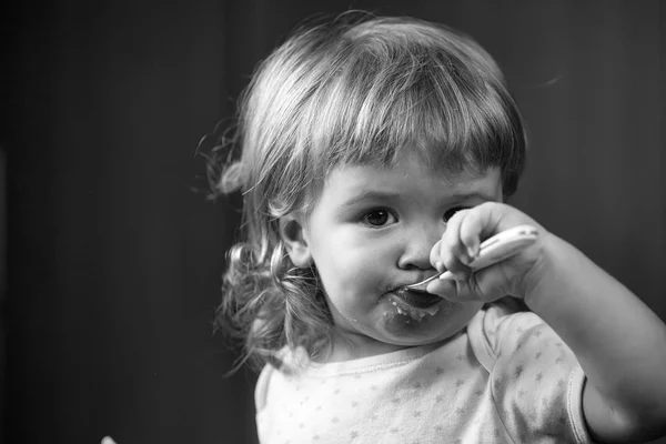 Eszik a kis fiú — Stock Fotó