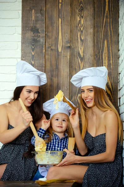 Kardeşi ve kız mutfak gereçleri kullanarak tablo yönü