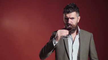 Kırmızı şarap tatma sakallı adam. Sarhoş adam