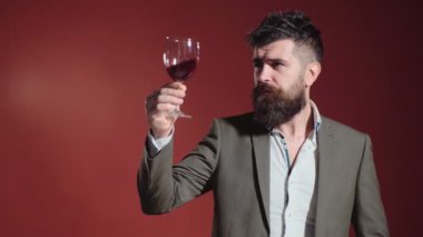 Kırmızı şarap tatma sakallı adam. Sarhoş adam