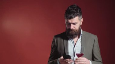 Kırmızı şarap tatma sakallı adam. Sarhoş adam