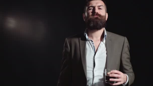 Barbu Dégustant Vin Rouge Homme Ivre — Video