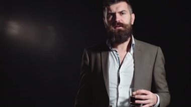 Kırmızı şarap tatma sakallı adam. Sarhoş adam